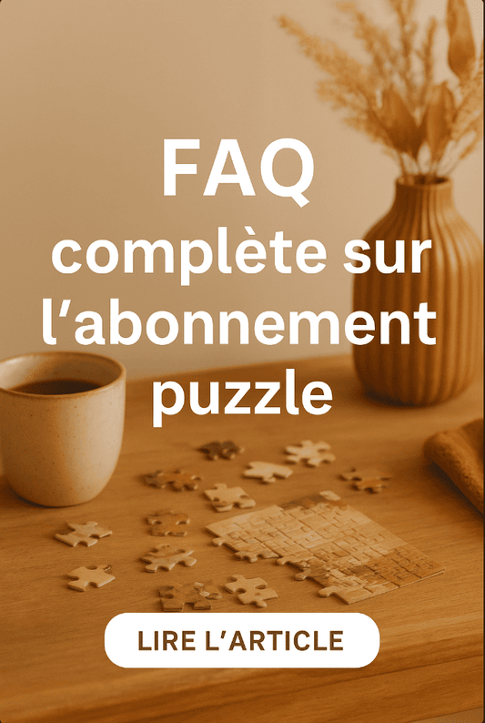 Femme détendue assise dans un intérieur cosy, consultant une FAQ sur l’abonnement puzzle sur son ordinateur portable.